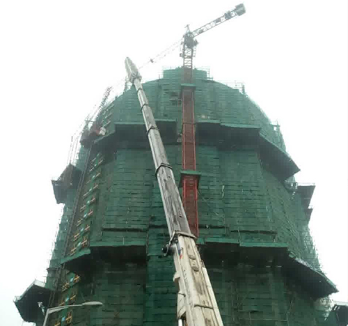 河西吊车在工地上作业